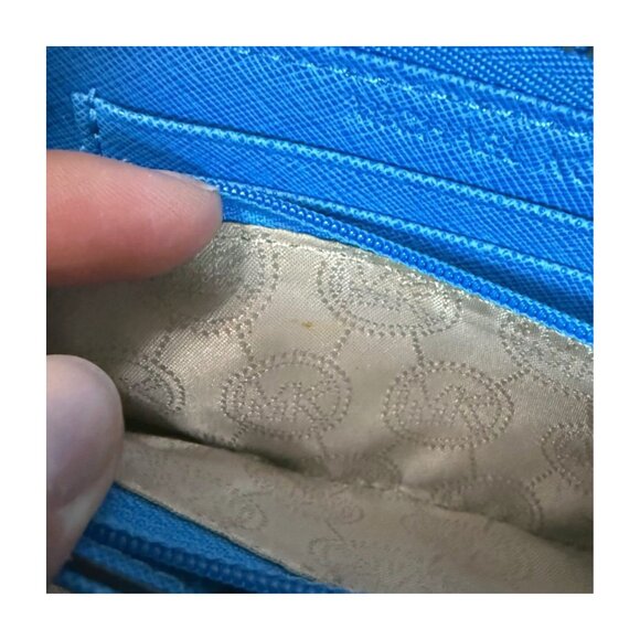 MICHAEL KORS BLUE TRAVEL SMARTPHONE WRISTLET - Picture 11 of 11